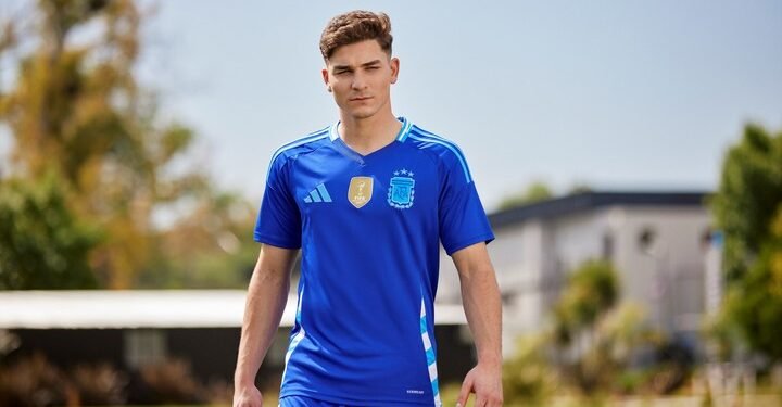 La selección argentina presenta sus nuevas camisetas. Descubrí su diseño, fechas de estreno y precios.