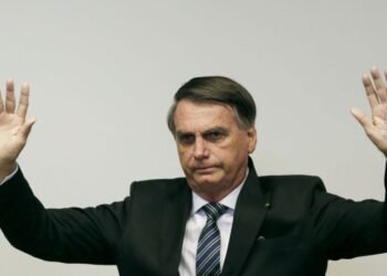 Bolsonaro presentó un plan a líderes militares para mantenerse en el poder tras derrota electoral, según documentos judiciales.