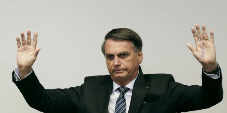Bolsonaro presentó un plan a líderes militares para mantenerse en el poder tras derrota electoral, según documentos judiciales.