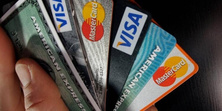 Impacto de las tasas de interés elevadas en los estadounidenses.