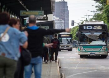 Empresas de colectivo del AMBA exigen a Luis Caputo el pago de subsidios pendientes.