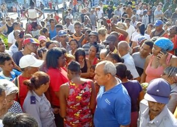 Protestas en Cuba ante cortes de energía y escasez de alimentos.