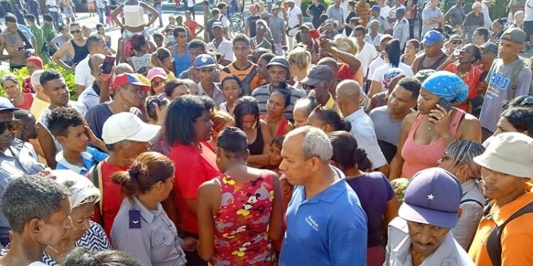 Protestas en Cuba ante cortes de energía y escasez de alimentos.