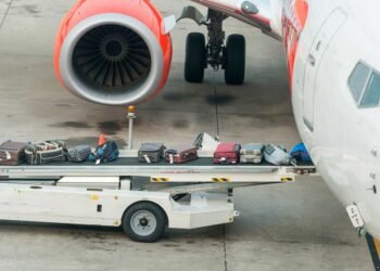 Descubre las razones detrás de los costos elevados del equipaje facturado en las aerolíneas.