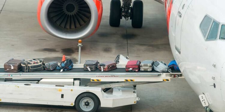 Descubre las razones detrás de los costos elevados del equipaje facturado en las aerolíneas.