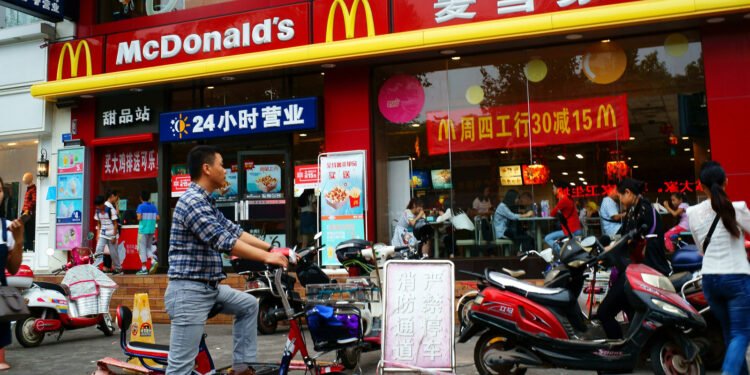 Grandes compañías como McDonald’s, Apple y Tesla encuentran obstáculos en su búsqueda de ganancias en China.