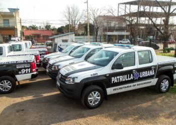 Policía evita tragedia: Salva a mujer que intentaba saltar desde un cartel