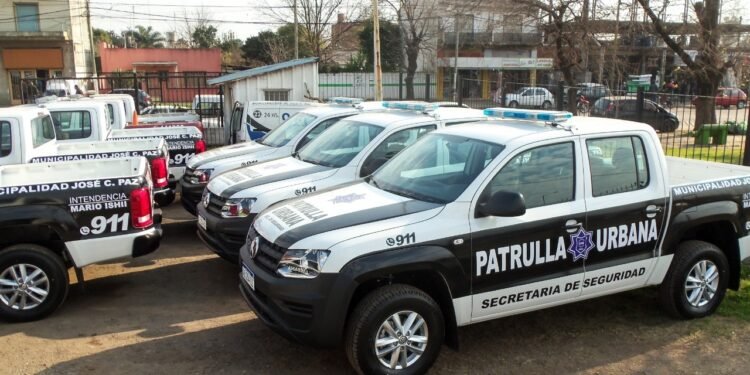 Policía evita tragedia: Salva a mujer que intentaba saltar desde un cartel