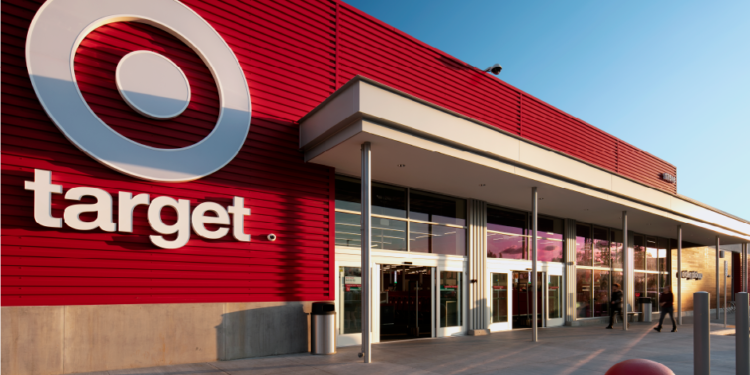Target atrae compradores con recorte de precios.