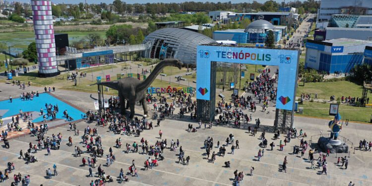 Polémica por cierre temporal de Tecnópolis y supuestas irregularidades en muestra automotriz.