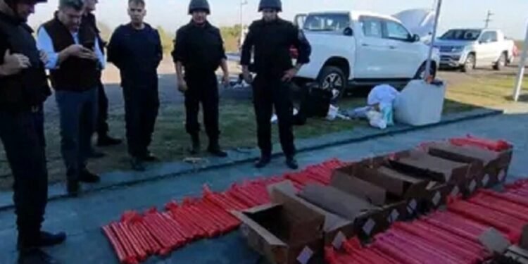 Descubren peligroso explosivo escondido en cajas de cartón y trapos viejos con un peso de 500 kilos en Entre Ríos.