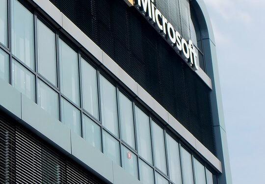 La FTC investiga la alianza entre Microsoft e Inflection, líder en inteligencia artificial.