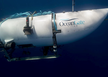 Un año después de la tragedia, un submarino se prepara para regresar al Titanic.