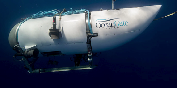 Un año después de la tragedia, un submarino se prepara para regresar al Titanic.