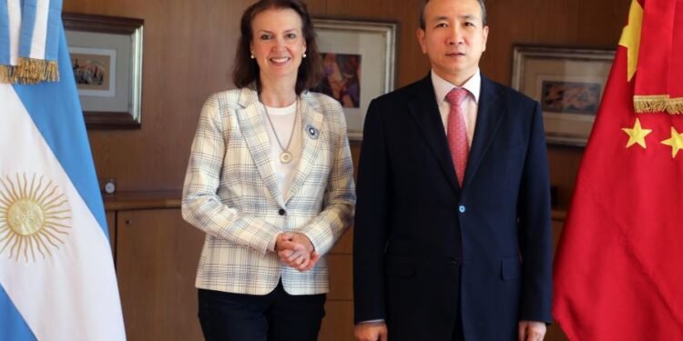 El Gobierno renueva el swap con China y protege las reservas de manera oportuna.