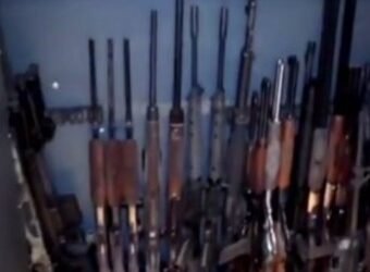 Descubren más de 1000 armas almacenadas en depósitos secretos en el área metropolitana de Buenos Aires.