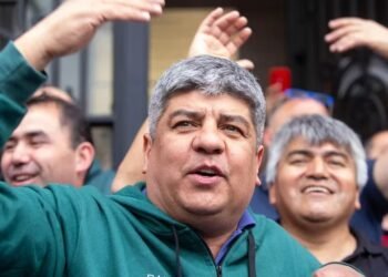 Moyano denuncia que Bullrich recibió un soborno y el Gobierno presiona a senadores para asegurar su voto positivo.