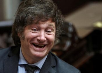 Milei afirma que buscan destituirlo y advierte: “Me sacarán muerto de la Rosada” en medio del debate del Congreso