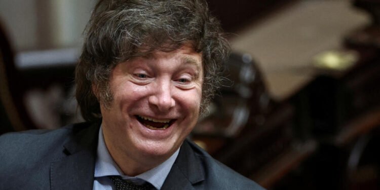 Milei afirma que buscan destituirlo y advierte: “Me sacarán muerto de la Rosada” en medio del debate del Congreso