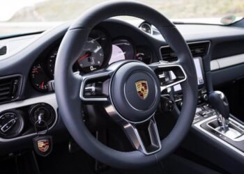 Descubre el intrigante motivo detrás de la ubicación de la llave de arranque en los Porsche.