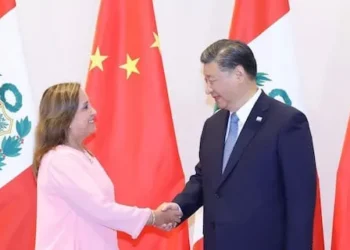 La vicepresidenta de Perú, Boluarte, viaja a China para fortalecer las relaciones económicas y políticas.
