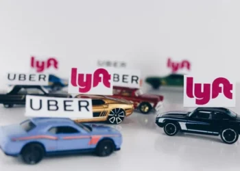 Uber y Lyft llegan a un acuerdo para pagar $32,50 en Massachusetts”