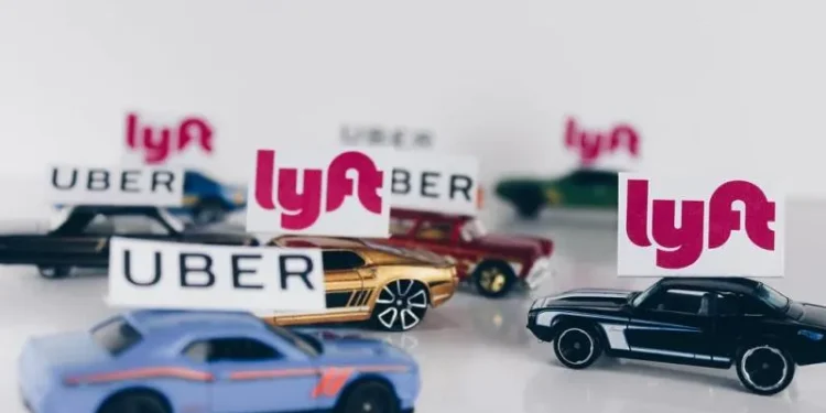 Uber y Lyft llegan a un acuerdo para pagar $32,50 en Massachusetts”