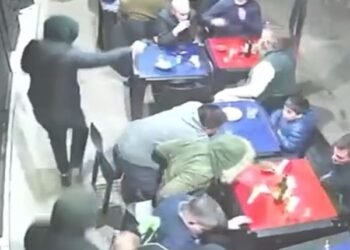 Ocho delincuentes armados roban a 35 comensales en Parque Chacabuco.