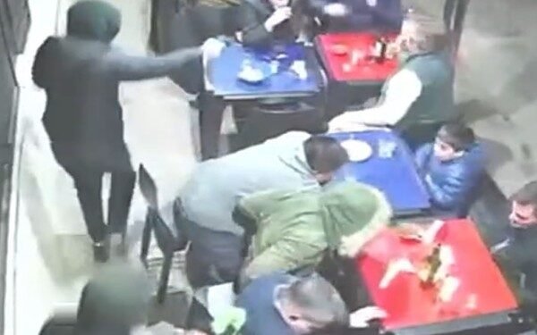 Ocho delincuentes armados roban a 35 comensales en Parque Chacabuco.