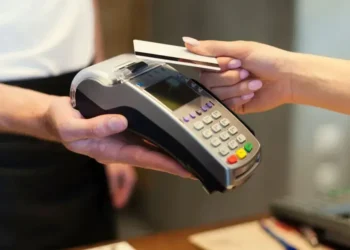 El Gobierno impulsa un decreto para implementar pagos electrónicos en las propinas