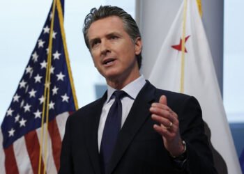 El Gobernador de California toma medidas para erradicar los campamentos de personas sin hogar.