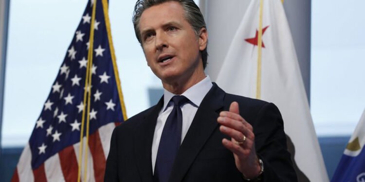 El Gobernador de California toma medidas para erradicar los campamentos de personas sin hogar.