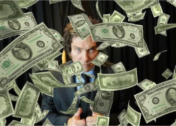 Milei debería reconsiderar la dolarización, según The Economist.