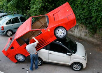 Ferrari denuncia imitaciones de la marca y busca proteger su legado.