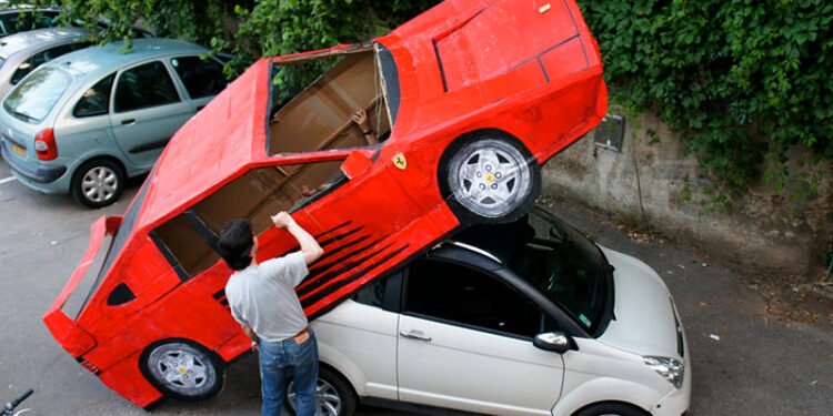 Ferrari denuncia imitaciones de la marca y busca proteger su legado.