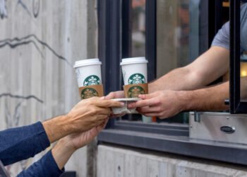 Starbucks se reinventa su modelo de negocio.