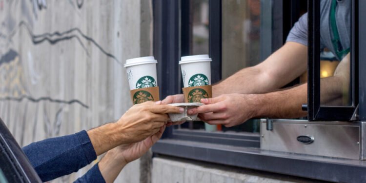 Starbucks se reinventa su modelo de negocio.