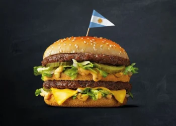 Descubre qué revela el último índice Big Mac sobre el dólar y la economía en Argentina.