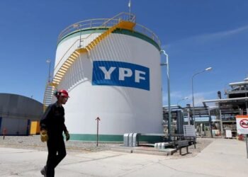 YPF y el gobernador de Río Negro se unen para impulsar la inversión energética.