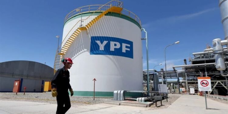 YPF y el gobernador de Río Negro se unen para impulsar la inversión energética.