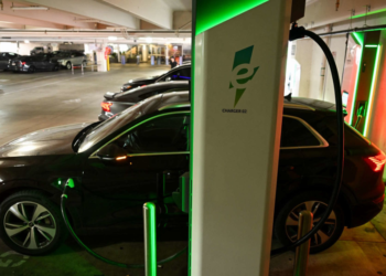 Una empresa establece un nuevo cargo para la carga de vehículos eléctricos.