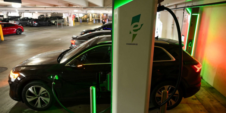 Una empresa establece un nuevo cargo para la carga de vehículos eléctricos.