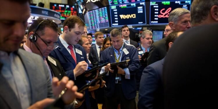 Consejos de expertos: Cómo actuar ante la caída de los mercados financieros y sacar provecho