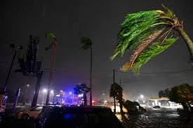 Más de 3,3 millones de clientes en Florida quedaron sin electricidad debido al huracán Milton