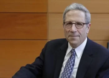 Nobel de Economía afirma que no hay razones para esperar menos volatilidad en las criptomonedas